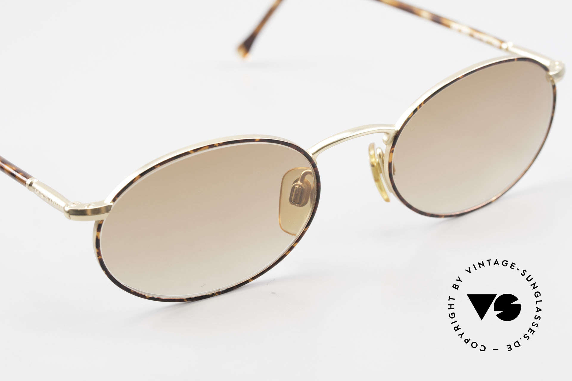 Giorgio Armani 192 80's Sunglasses Oval Vintage, metal frame (in size 50-20) with flexible spring hinges, Made for Men and Women