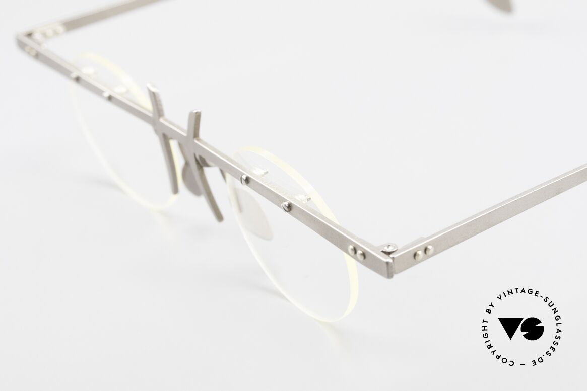 Theo Belgium Tita VI 3 Crazy Eyeglasses Titanium 90s, the clear DEMO lenses are fixed with screws at the frame, Made for Men and Women