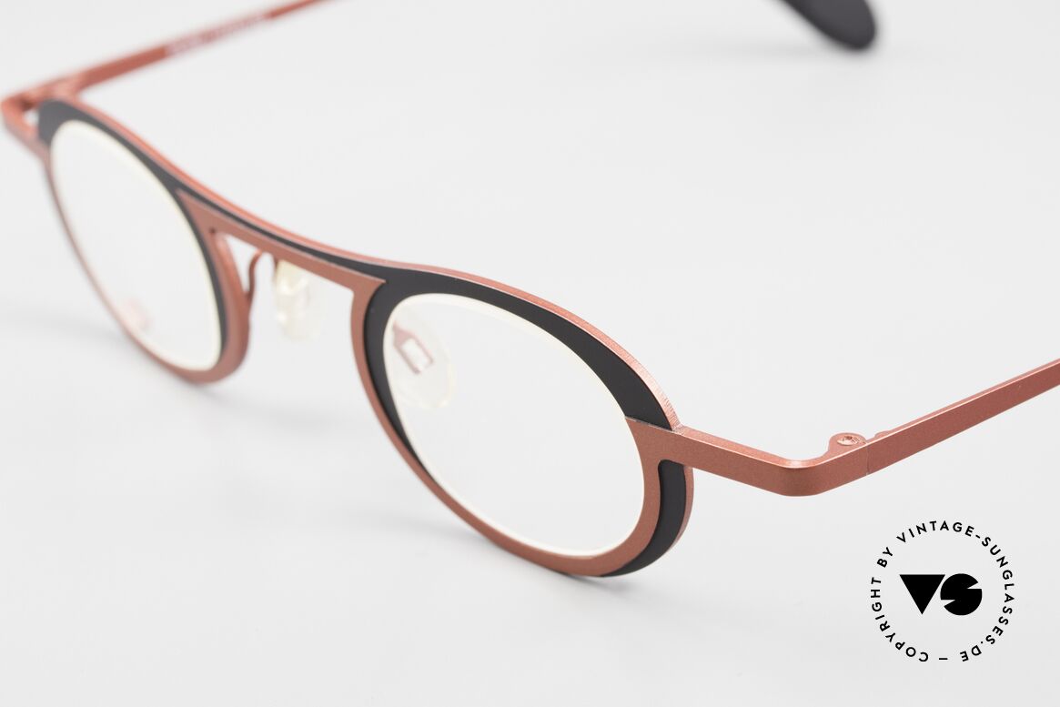 Theo Belgium Wexford Titanium Specs Ladies & Gents, the frame is bicolored (black and claret metallic), Made for Men and Women