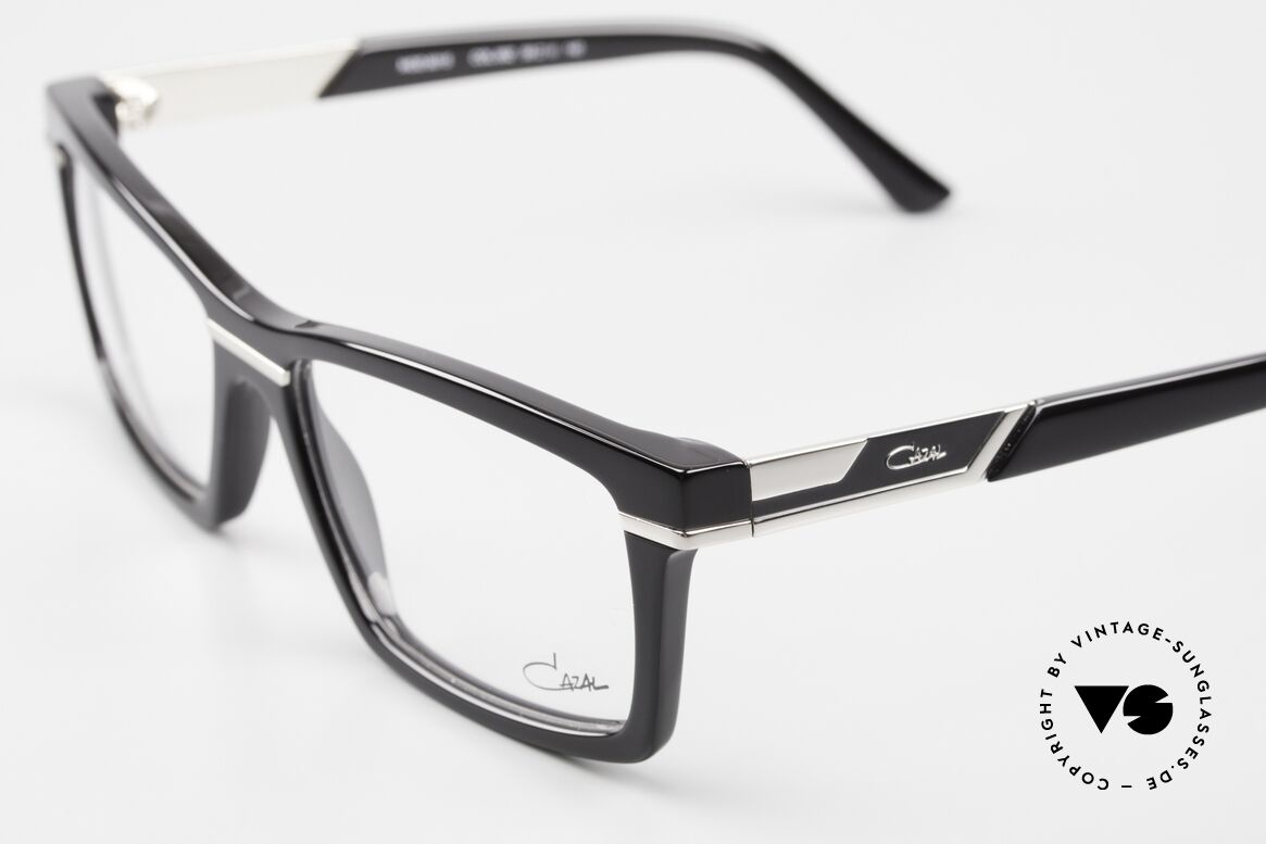 Cazal 6015 Ladies And Gents Eyewear, striking frame design; fit ladies and gents likewise, Made for Men and Women