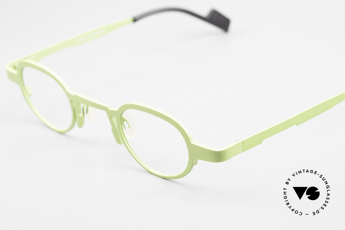 Theo Belgium Max Ladies & Gents Titanium Frame, very interesting color in grass green, eye-catcher, Made for Men and Women