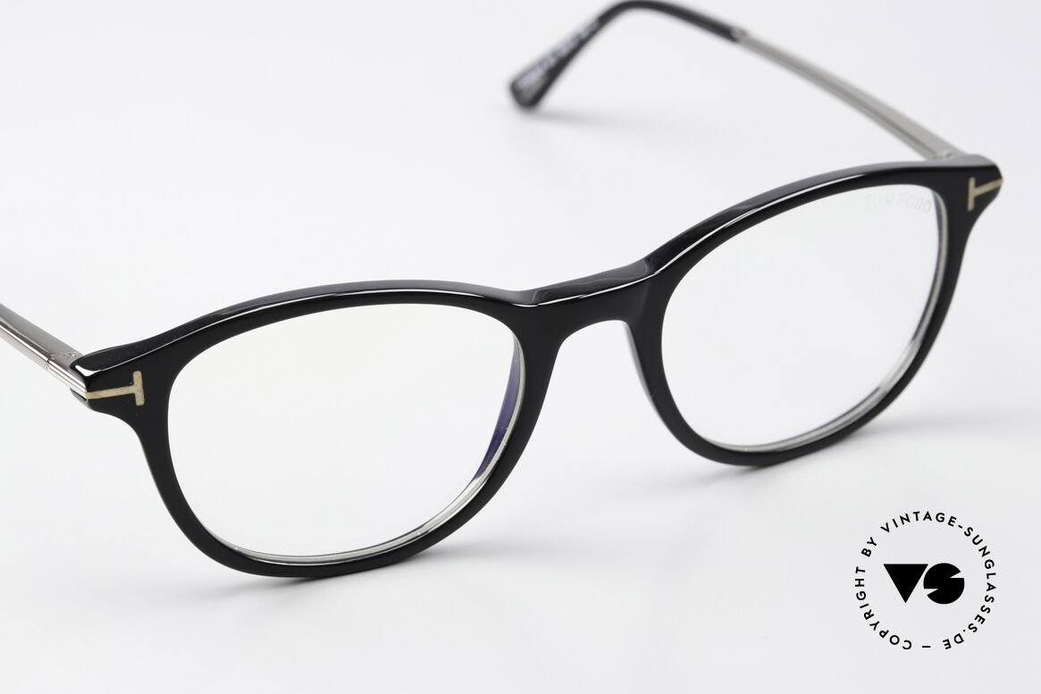 Tom Ford TF5553 Ladies Frame Spring Hinges, flexible spring hinges for a 1st class wearing comfort, Made for Women