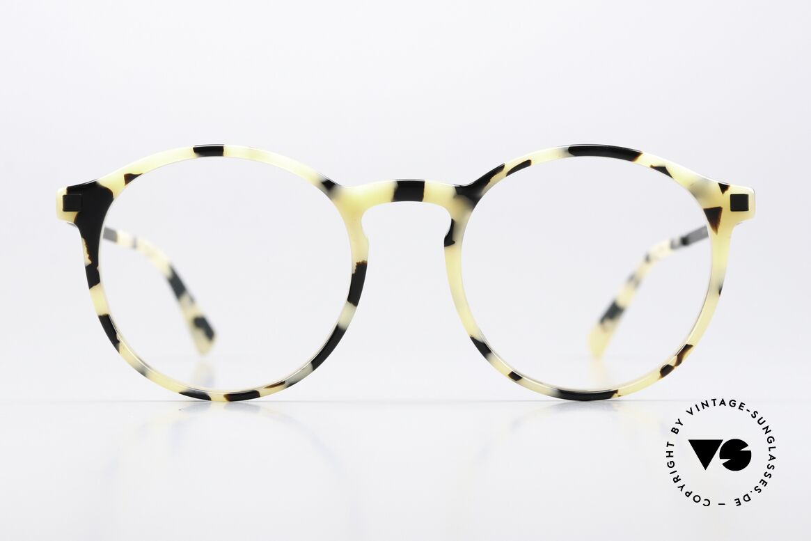 Mykita Oki Color Creamy Cookie Black, model of the LITE collection with acetate frame front, Made for Men and Women