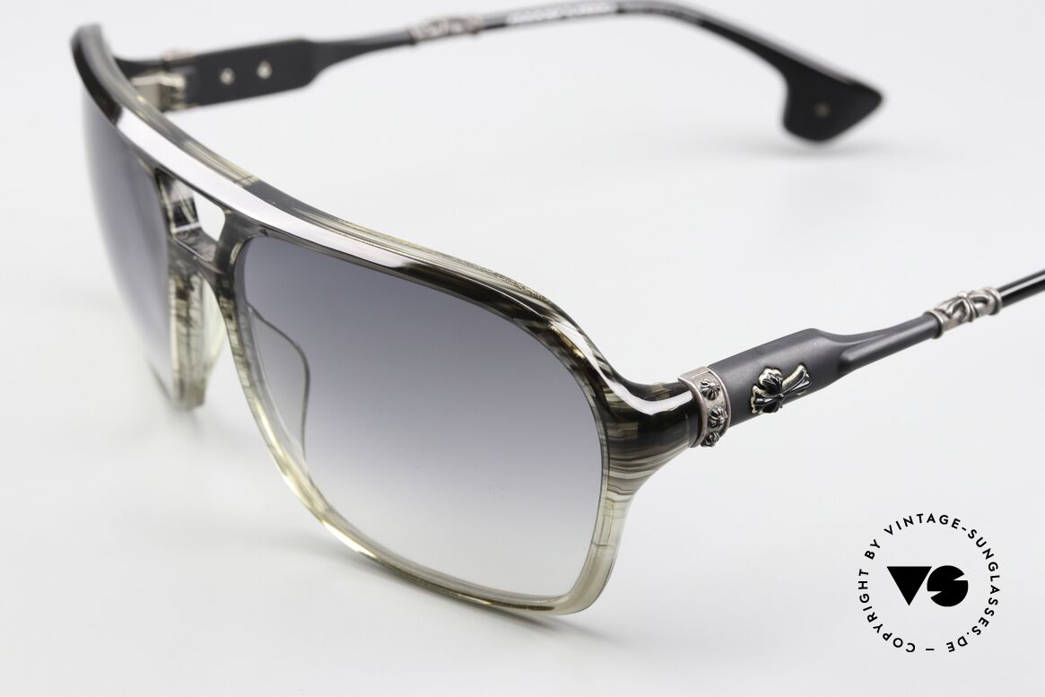 Chrome Hearts Box Lunch Company History From 2002, CR39 ZEISS plastic sun lenses in gray-gradient, Made for Men and Women Chrome Hearts Box Lunch Company History From 2002, CR39 ZEISS plastic sun lenses in gray-gradient, Made for Men and Women