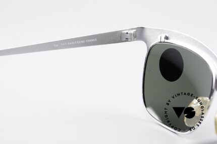 Ray Ban Nuevo 90's B&L Sunglasses W0756, never worn (like all our vintage Ray Ban shades), Made for Men and Women