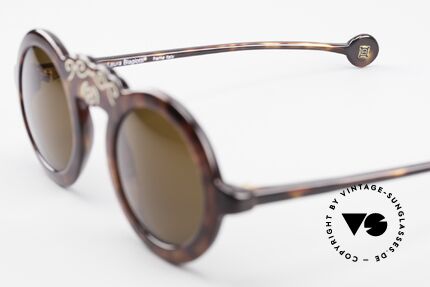 Laura Biagiotti V93 Shangai True Vintage 70's Sunglasses, Size: small, Made for Women Laura Biagiotti V93 Shangai True Vintage 70's Sunglasses, Size: small, Made for Women