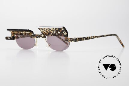 Design Maske Berlin - Jota Asymmetrical 90's Sunnies, frame appliques are asymmetrical; true eye-catcher!, Made for Men and Women