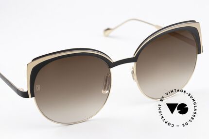 Caroline Abram X-Quise 1 Large Sixties Style Design, an unworn pair from 2019 for all fashion lovers, Made for Women